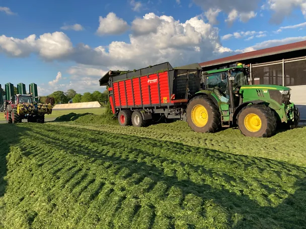 Erster Schnitt 2021 auf Gut Hülsenberg Erster Schnitt 2021 auf Gut Hülsenberg