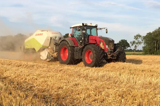 Strohballen pressen auf Gut Hülsenberg