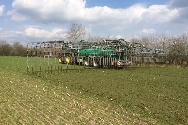 Güllwagen bring Gülle bodennah aus